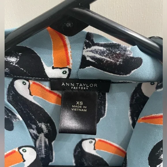 Ann Taylor Factory Drapy Toucan Print Blue Dressy Tank Sz XS - Picture 4 of 5
